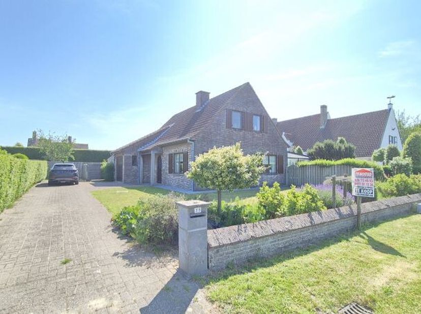 Charmante instapklare villa op een rustig ligging te Knokke-Heist, met tal van mogelijkheden, omvattende o.a.: Inkomhal Gastentoilet Zeer ruime en lic